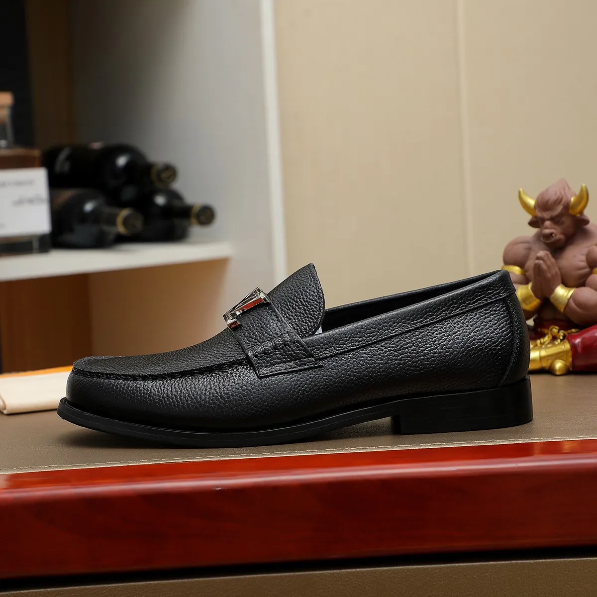 Men's shoes 460 💰 Louis Vuitton LV ® 🆕 model 🔛 full shoe counter, first layer cowhide, 🐂leather lining casual shoes for men, super soft outsole, a must-have for driving. Synchronized with the counter, original first layer cowhide, completely 1:1 mold customization 🌹 top version, color optional! Number: 38-44 (45.46 customized)